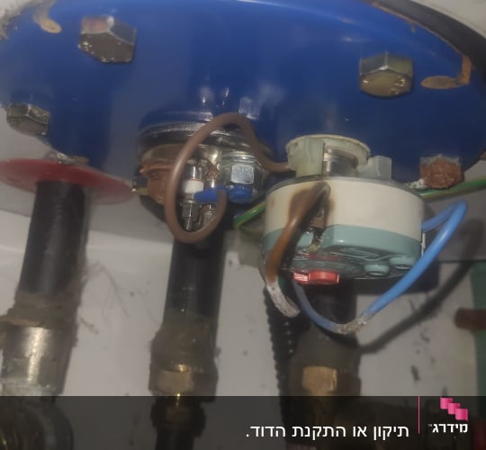 חלקים פנימיים של דוד שמש עם חיבורים וצינורות